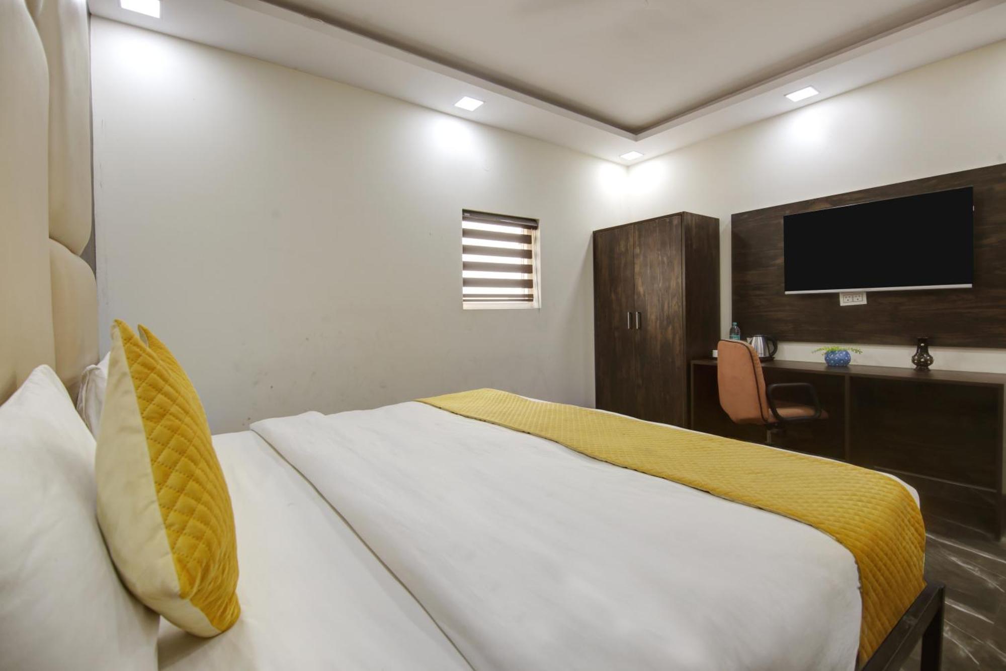 Hotel The Eden Park Ноида Екстериор снимка
